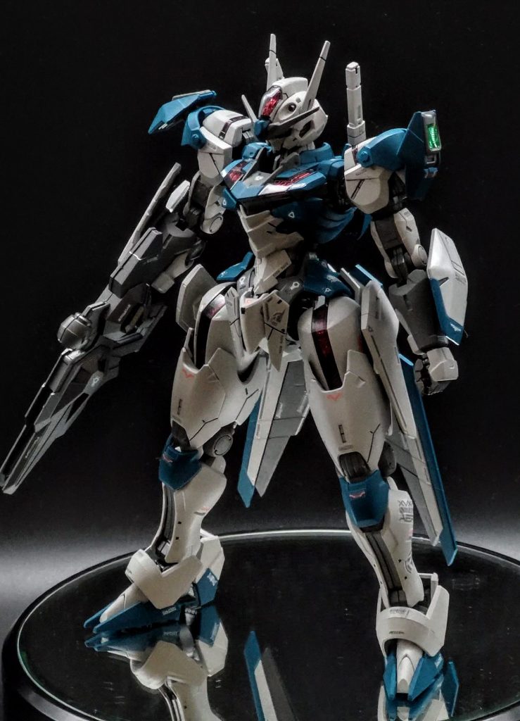 今回はビットオンフォームを想定したカラーにしたのでこちらをメインに写真を撮りました。肩の部分につけるパーツは大好きなラピーテープを使用しました。機体色を暗めにするとよりキラッと見えてやってよかったなと思ってます。