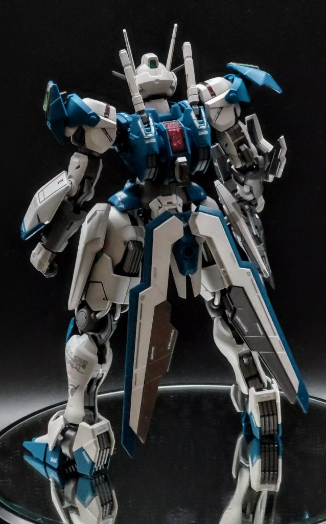 デカールは付属のシールを使用しました。近くで見ると浮いて見えますが、近くで見なければどうと言うことはない。エアリアルバックショットカッコいいですね！エクシアの次にカッコいい笑