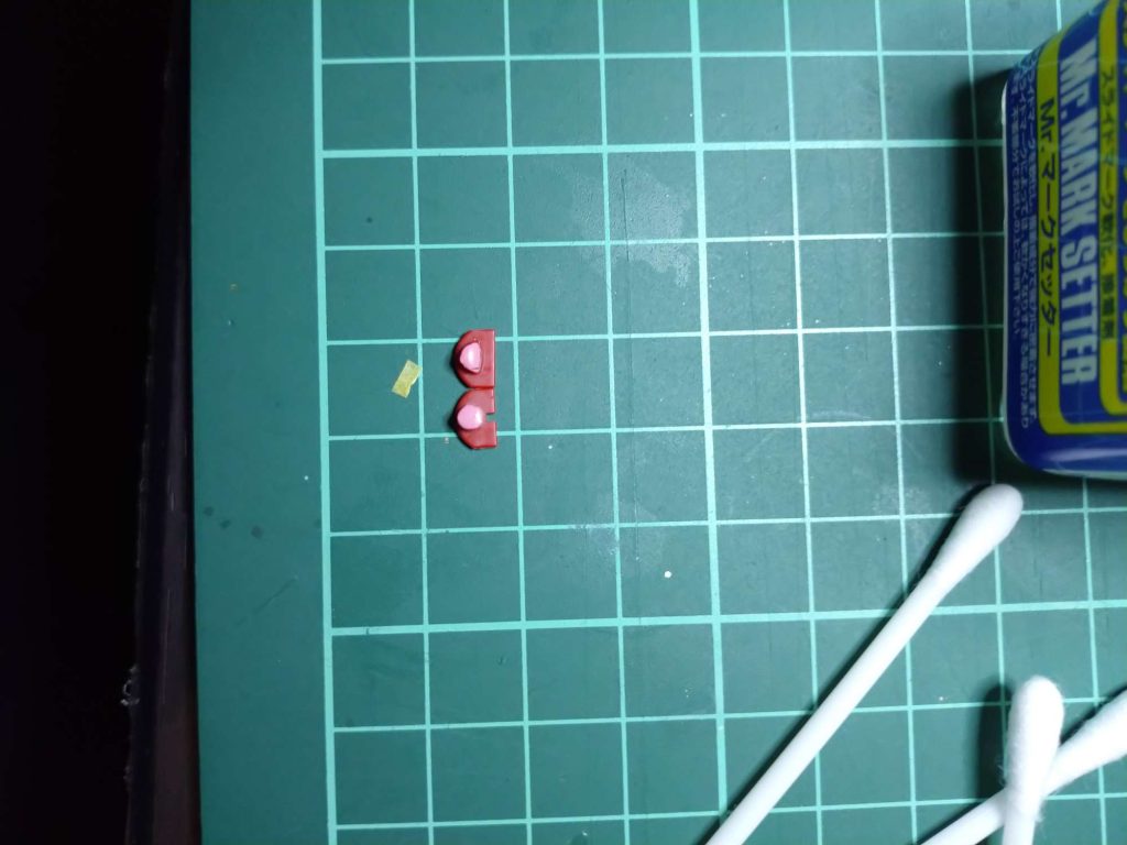 水転写デカールとエングレンビングシールは気をつけないと。口のデカール破れました、私の場合ここは塗った方が早かった