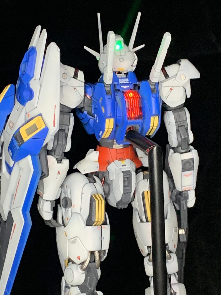 配線は後ろの支柱から台座に。この支柱、実は支えになってなかったりする💦6.5mmのパイプ内に18本のコードを通すのは地獄でした。