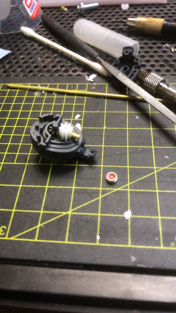 モノアイを電飾&メタルパーツ換装作業風景です。この歯車のサイズ探すのに苦労しましたw