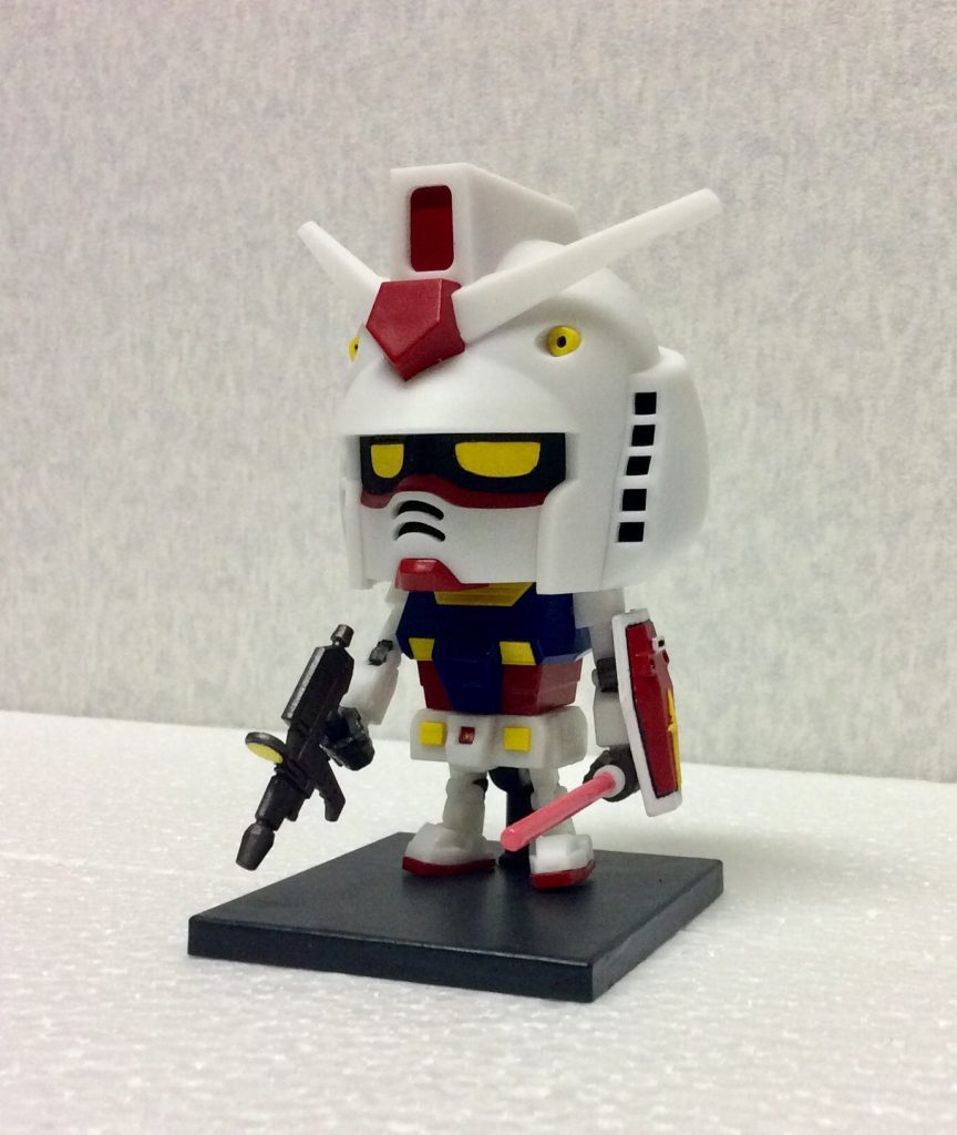 シールドの塗り分けを誤魔化そうと、ガンダムマーカーで墨入れをしたところ、却って雑な感じになってしまいました。※写真は、その後修正を試みたものに差し替えてありますが、あまり変わってませんね…