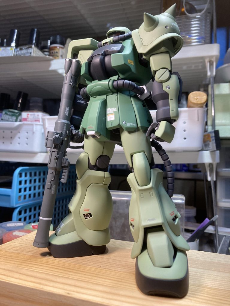 上半身のみ少し手を入れています。胸部両脇の装甲を少し削って小型化。前方に出っぱってる部分を0.5ミリほどボリュームアップしています。