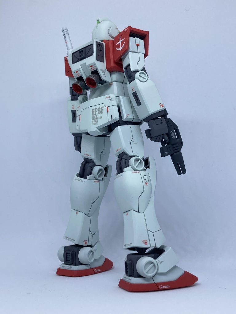 リアビュー頭部はジムⅡをベースに後頭部にポリパテを盛ってスムージング。スリッパはHGUC020のジムから流用、中の踵パーツはジムⅡのものをベースに削りまくって収まるように加工しています。それなりに苦労しましたが、お陰で可動域はジムⅡ同様に動きます。サイドスカートもジムから流用していますが、やたらと薄っぺらいため、表にプラ板を貼って厚みを増してから、再度縦ラインをスジ彫っています。ランドセルのバーニアはWAVEのものから。大型化することで宇宙仕様の機体であることをアピールしてます。