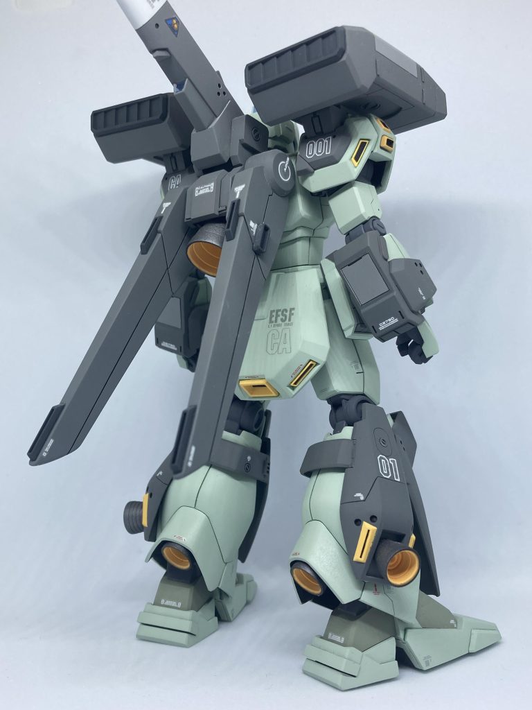 リアビュー肩のミサイルポッドは好みではありませんが、やたらとデカいリアスカート形状は大好きです。リアスカートの母艦コード「CA」は、D型同様、UC本編冒頭にクシャトリヤと交戦したジェガン小隊の母艦であるロンドベル隊所属クラップ級軽巡洋艦「キャロット」から。管制ナンバーは「J001」=イェーガーワン(小隊長機)まさにクシャトリヤ戦でマリーダに肉薄した活躍を見せる…あのスタークです。