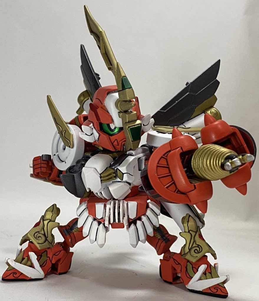 肩の肩装甲盾(ショルダーシールド)は背部ドリルと合体し盾怒燐流(シールドドリル)になります。