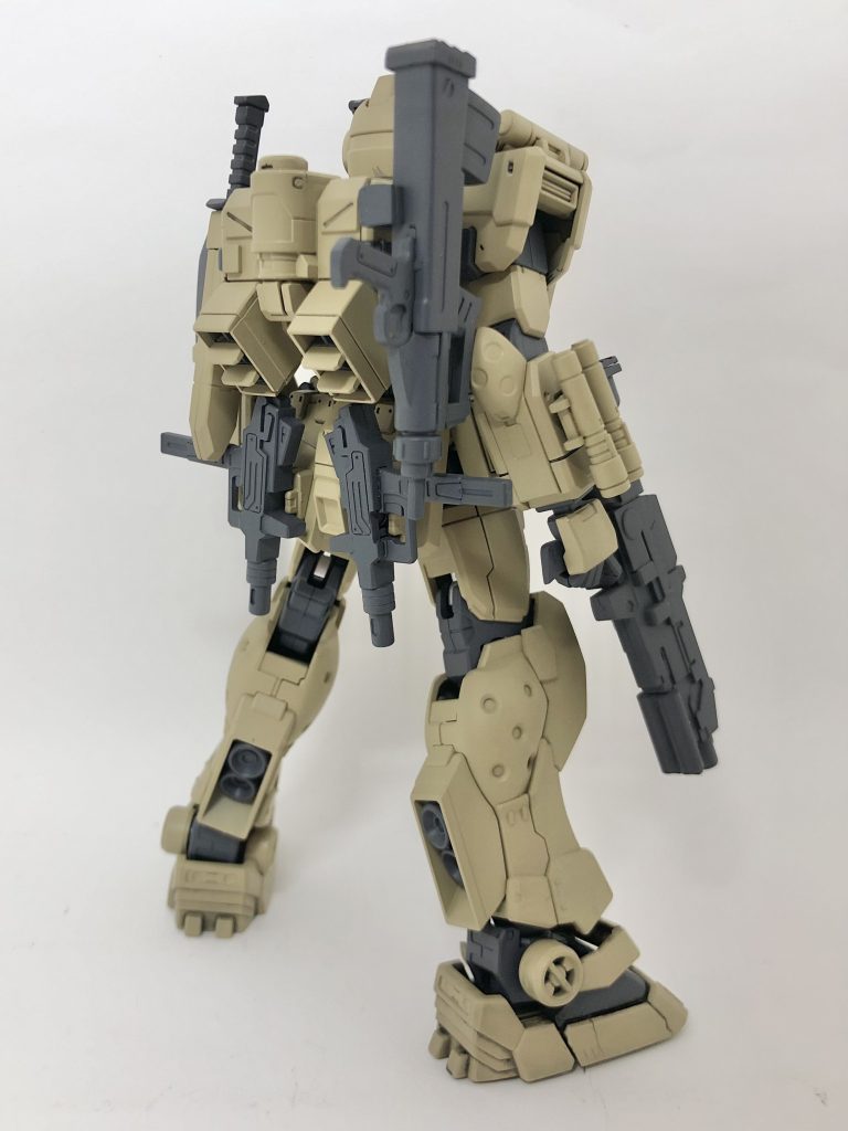 フル装備です。ガンダム7号機のライフルを流用してジーライン系が持ってるショートビームライフルもどきを作ったほか、リアスカートにはピクシーの二丁サブマシンガンを装備させています。