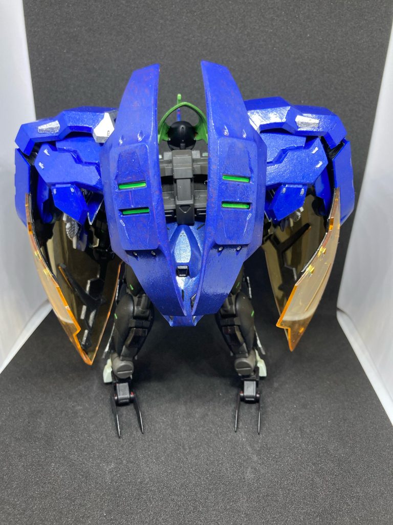 バックパックには元々肩にマウントしていた防御ユニット「アンビカー」を装備。