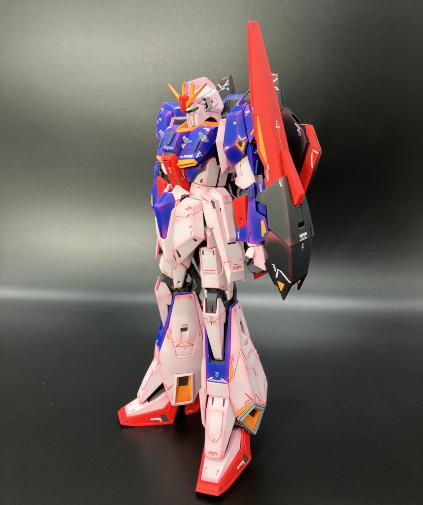 軽くスジボリとプラ板貼ったりしました。コクピットハッチのグリーンのワンポイント気に入ってます動かしてたら所々に塗装剥げが…