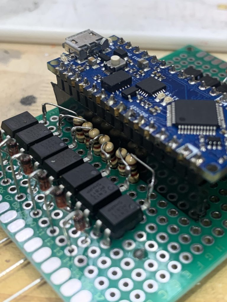 光を制御するマイコン。台座の中に入れてありますが、12vで給電する為にフォトカプラを噛ませてます。(しかしそのせいで一度誤配線→マイコン発火の事故が起きるなど・・・)基板面積がカツカツなので抵抗の空中配線がエキマニ状態ですw