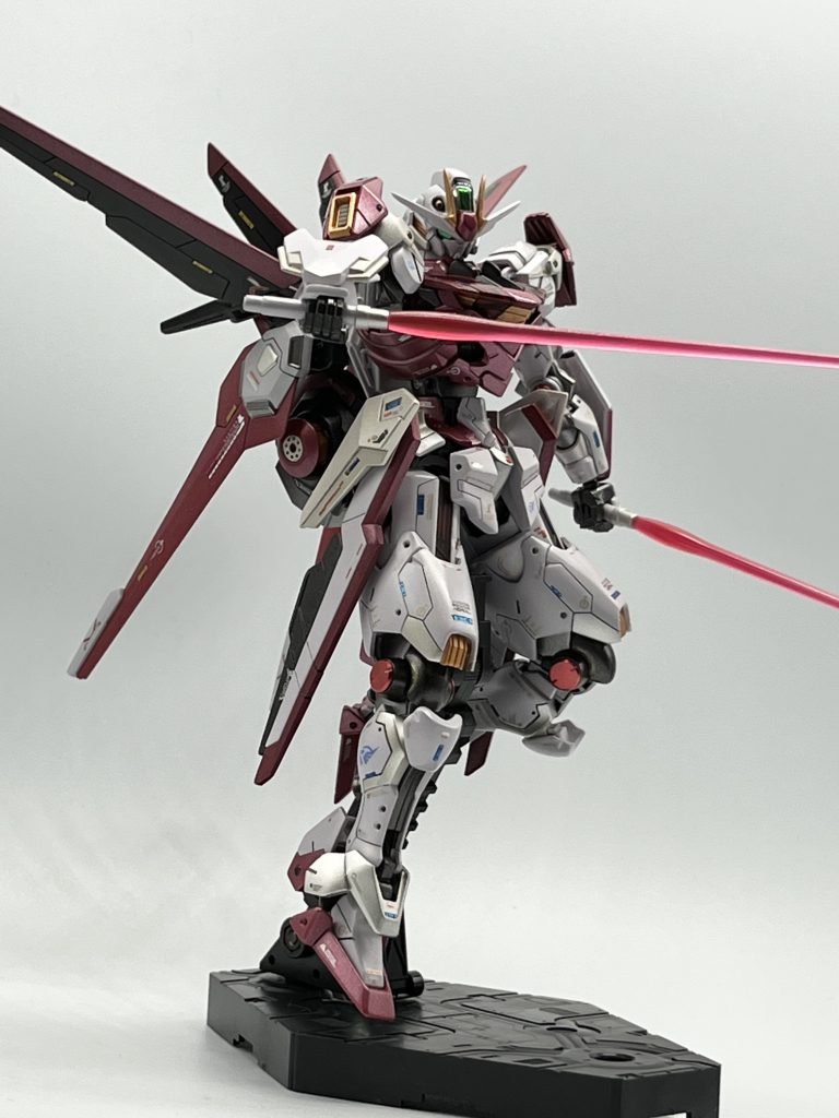 ダブルビームサーベルショット1頭部は後方のアンテナをカットして前側のアンテナに移植することでルージュっぽくしてみました。意外とこっちの方がイケメンな気がする。