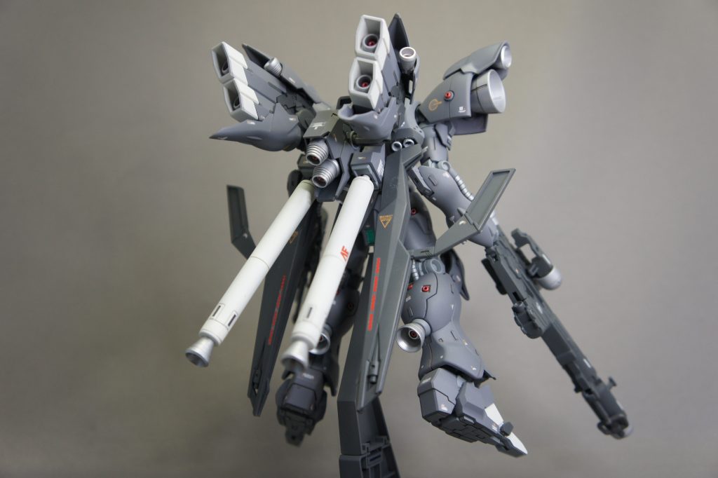 バーニアの中や、モールドにダイソーのビーズをメタリックレッドに塗装して埋め込んであります。