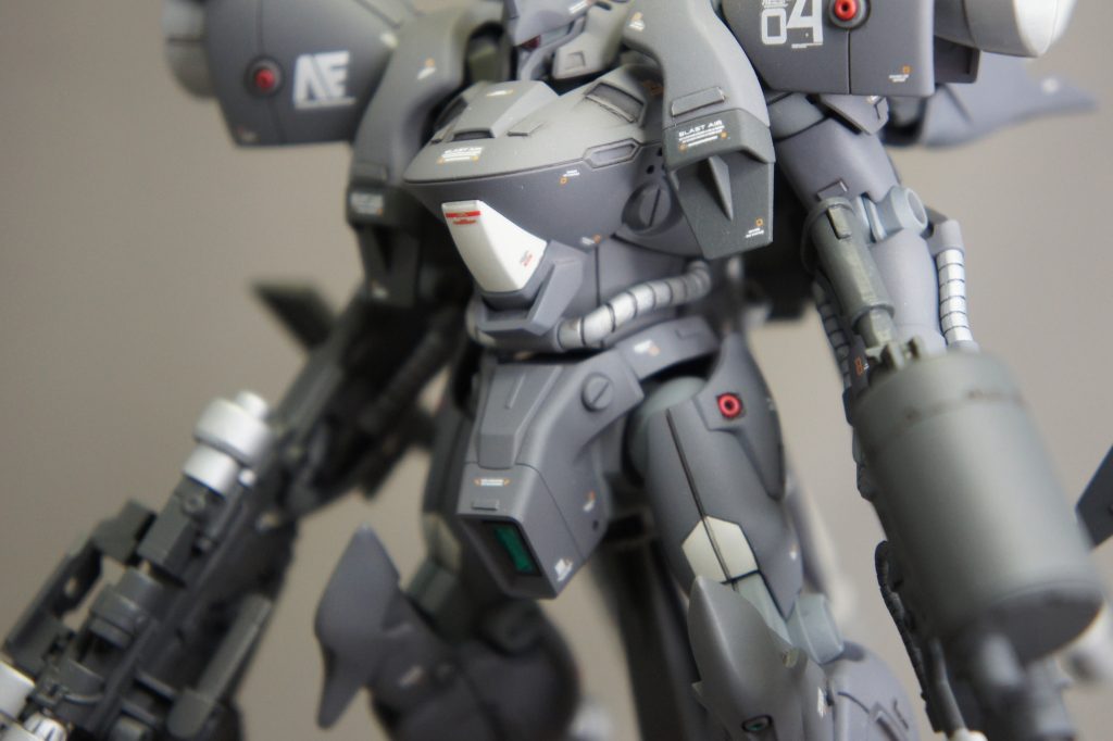 情報量を増やすためにデカールも多めに貼ってます。股間のセンサーはダイソーのメタルシールとレジンです。