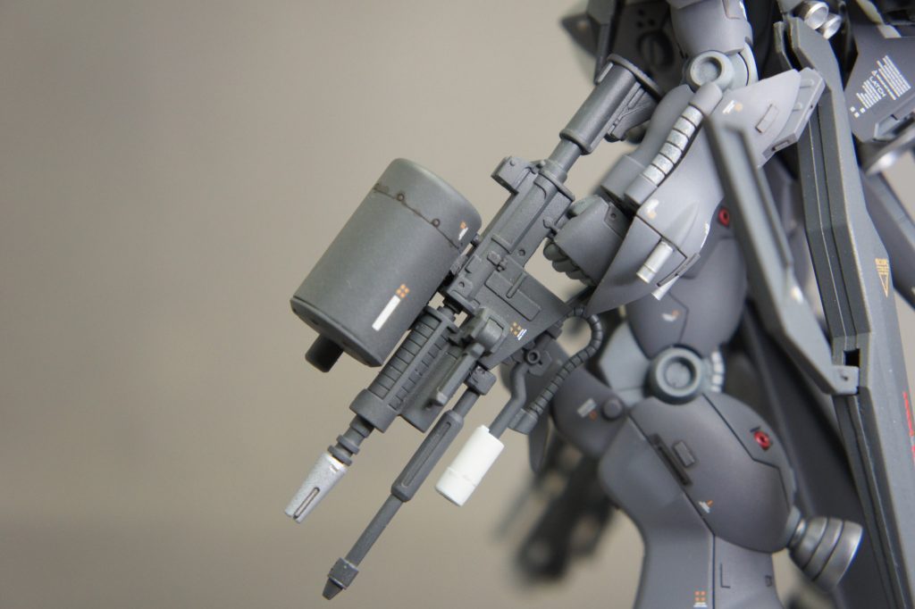 左手にマシンガンを持たせています。ザクマシンガン、ザクのヒートアックス、グフカスタムのガトリングタンクなどを組み合わせて作成しました。