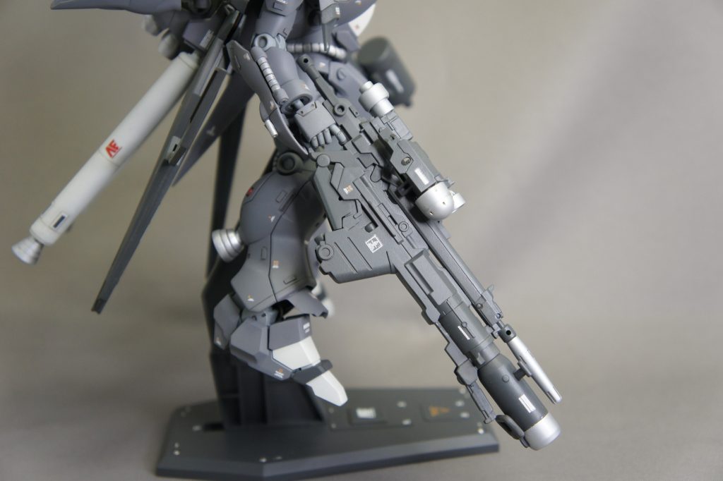 シナンジュのライフルをそのまま塗分けなどして持たせています。これは素でカッコいい武器なので大好きです。