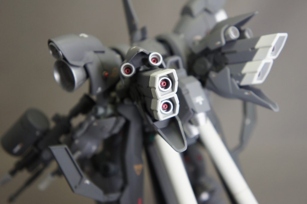 バーニアの上下にもシナンジュの装甲をつけて盛っています。