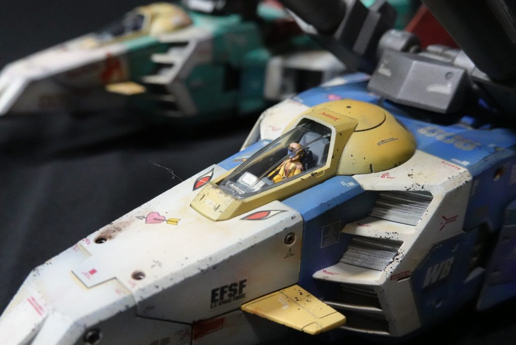 セイラ機のコックピットです。セイラさんはパーソナルマークが蜂のマークらしいですが、持ってないので連邦汎用デカールに入っていたハートマークを貼ってます。