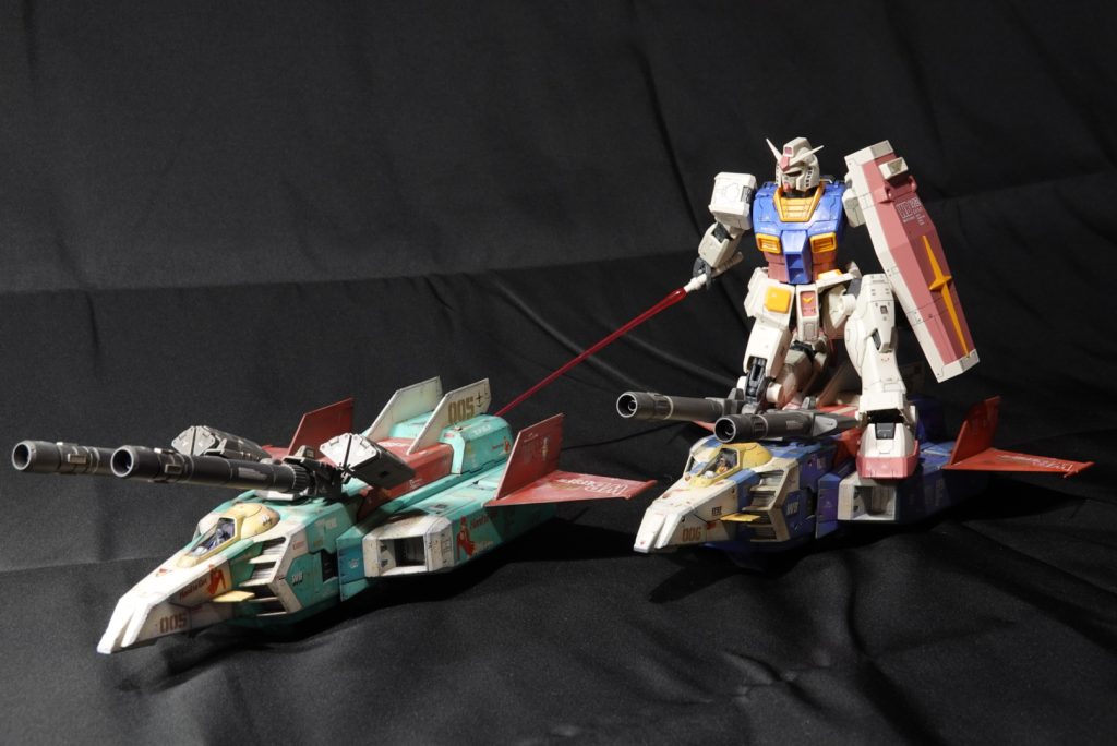 ガンダムを載せてみました。ガンダムは素組です。この後、ガンダムver3.0を作る予定なのでGファイターも並べて飾れるように頑張ってデカール多めに張りました。