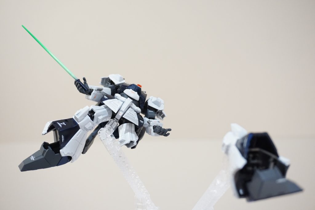 組立時に左足膝関節が折れました。せっかくなので、接近戦で斬られた風に。