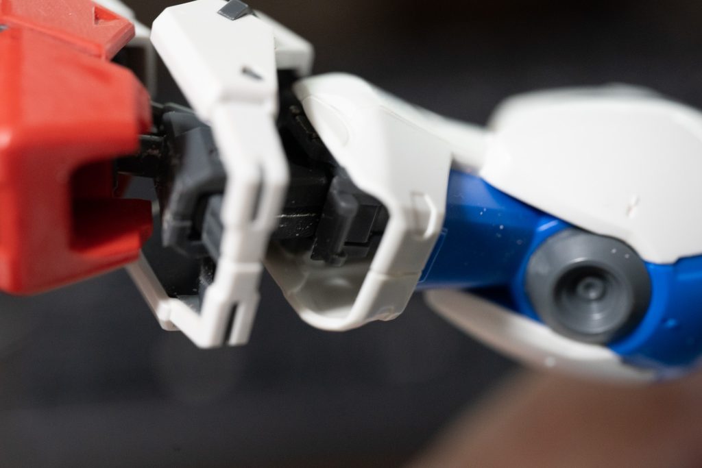 足首の接続は、ガーベラの軸受け部分を切り飛ばし、そこへストライクのフレームをスネ下で切ったものを接着しています。