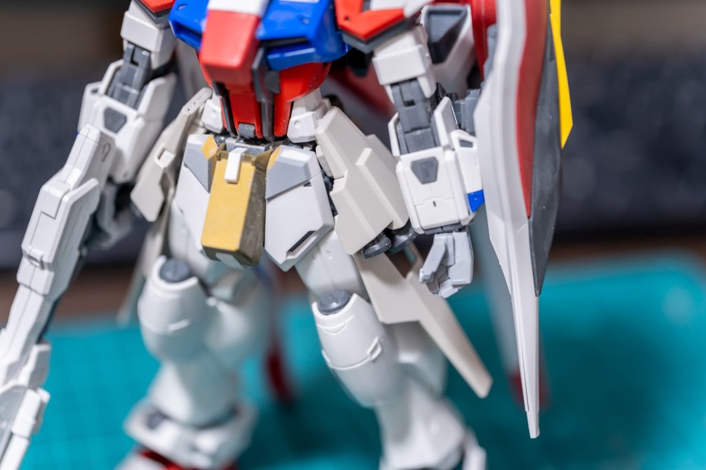 一番手が入っている腰回り。フンドシはストームブリンガーFAの余りパーツ(ジムのコックピットブロック?)を加工しています。サイドアーマーは、HGリゼル(ゼネラル・レビル配備)を一部切り飛ばして。フロントアーマーは、形状を変更してから塗分けて、元々のセイバーガンダムっぽくしています。写ってませんが、リアアーマーもストームブリンガーFAから。少し形状変更して、縁をセイバーガンダム準拠で白く塗り分けています。