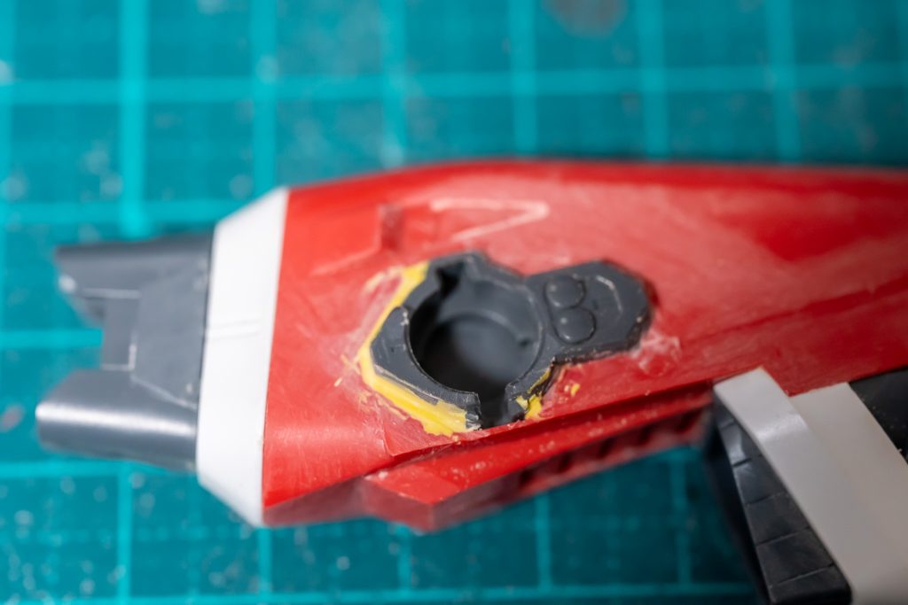 ビルドブースターの主翼を受けるパーツは、キットから必要部分だけを切り離し、ビーム砲を切り抜いて接着しています。隙間はポリパテで埋めました。