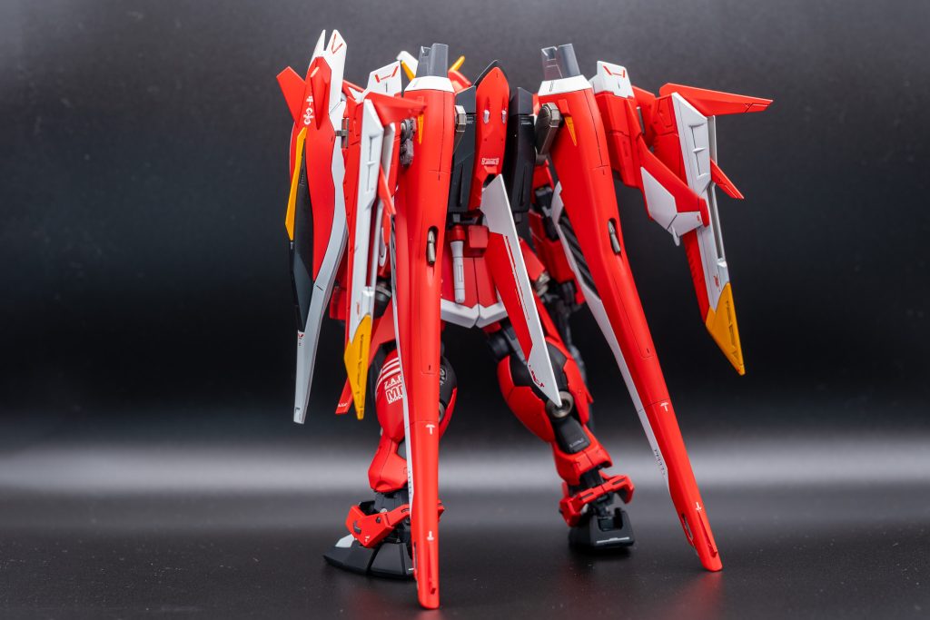 主翼をたたんだ後ろ姿。ビームサーベルをリアアーマー収納にしたのは地味にこだわりポイント。