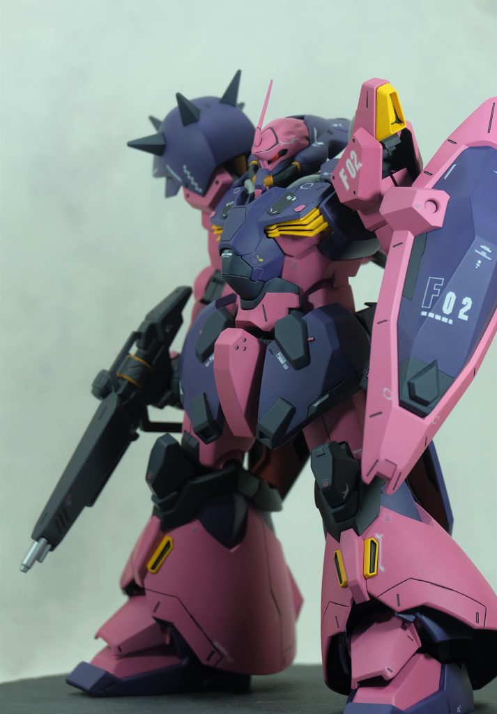 モノアイとライフルセンサーはなるべくキラッと光らせたかったのでオーロラシールとクリアレジンの合わせ技で仕上げました。
