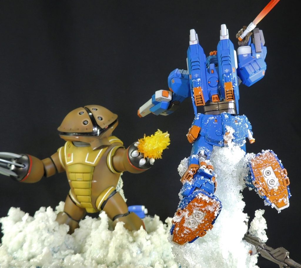 こちらは別アングルから。「まさにビームサーベルで斬りかからんとする新型のガンダムと、とっさに応戦する歴戦のアッガイ」という妄想です…。