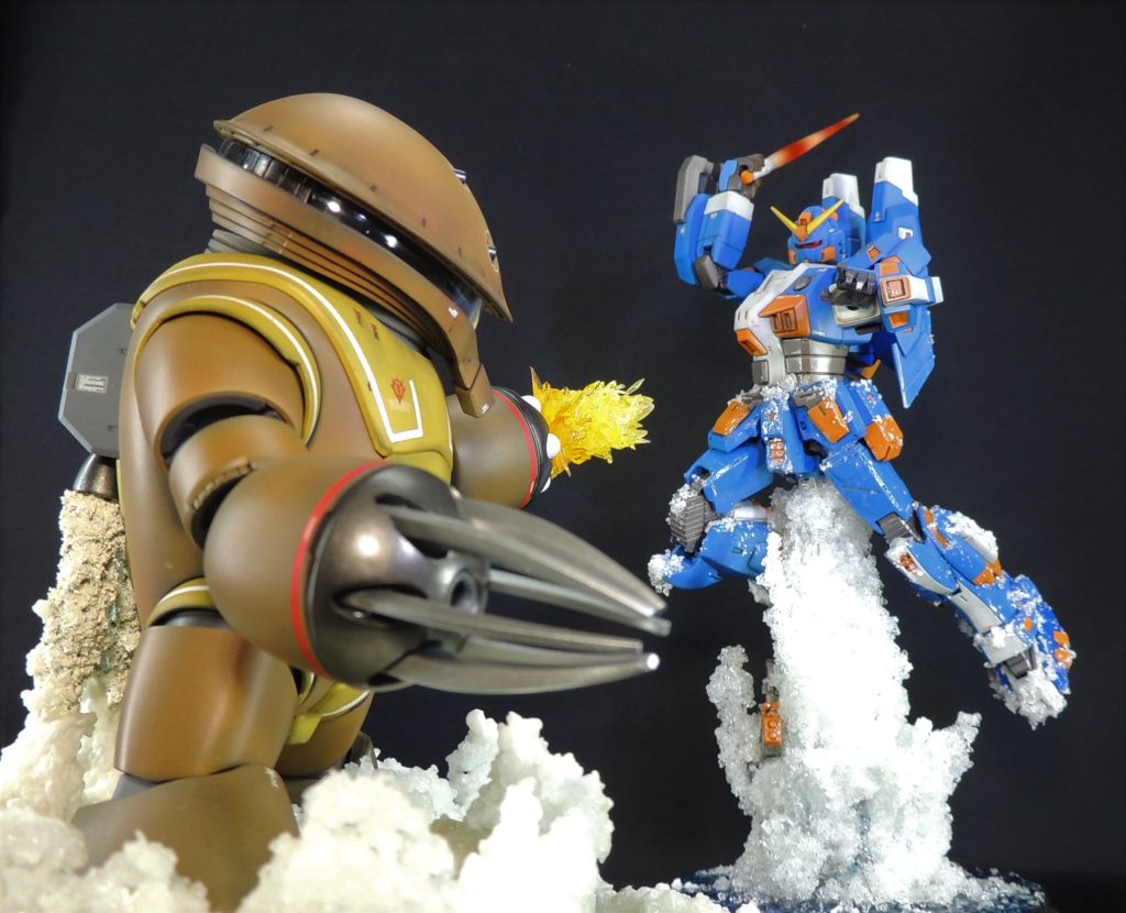 過去作のアッガイのヴィネットと一緒にディスプレイすることで、水陸両用タイプどうしの戦闘シーンを再現できます。