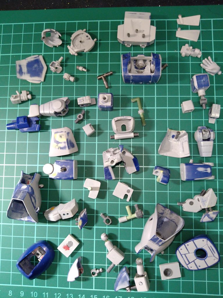 各パーツでございます!😁中途半端なサフのおかけで、何か見にくいですね…😅スミマセン頭部とランドセル以外はほぼ〘ザクフリッパー〙と同じになります…が…《握り手》がございません…😂仕方なく〘旧HGザク〙の《握り手》を使う事に致しました!🤣写真左上にあるのが〘頭部のパーツ〙でその下にある小さなパーツが〘首のパーツ〙その左にあるのが〘モノアイのパーツ〙です!モノアイはジャンクのバーニアとプラパイプとプラバンで自作致しました!😚その左にあるのが〘リアスカートアーマーパーツ〙なのですが、表面処理でパーツが薄くなったのか😅力加減を間違えてしまったのか😂持った時にパーツが〈パキッと割れて〉しまいました…😭ドシテ接着後、裏側から補強致しました…😅ナントカナッタ.