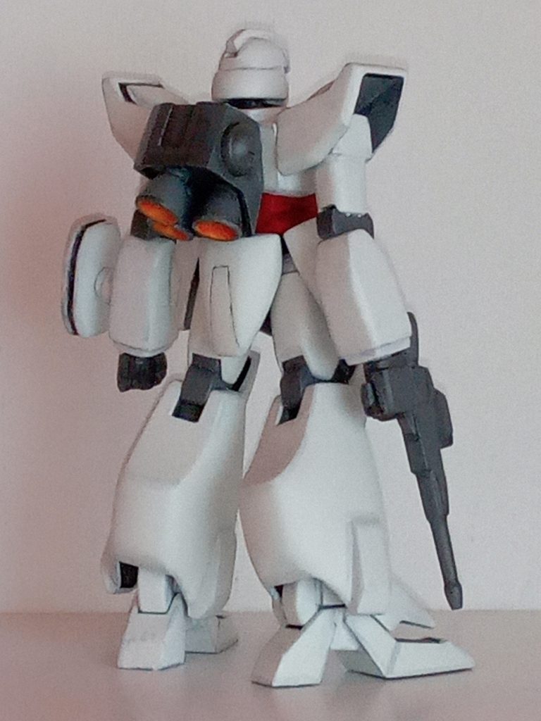 デザイン画と違っていた所はプラ板とパテで誤魔化しております、肘裏面とズボンの裾裏面です完成まで半年かかりました、構想からだと30年かかってます。