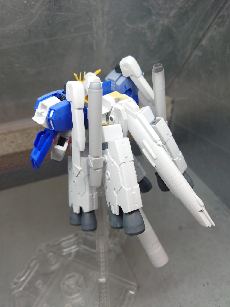 背部ビームカノンはプラ板とプラパイプで少し大きく作り直しました。