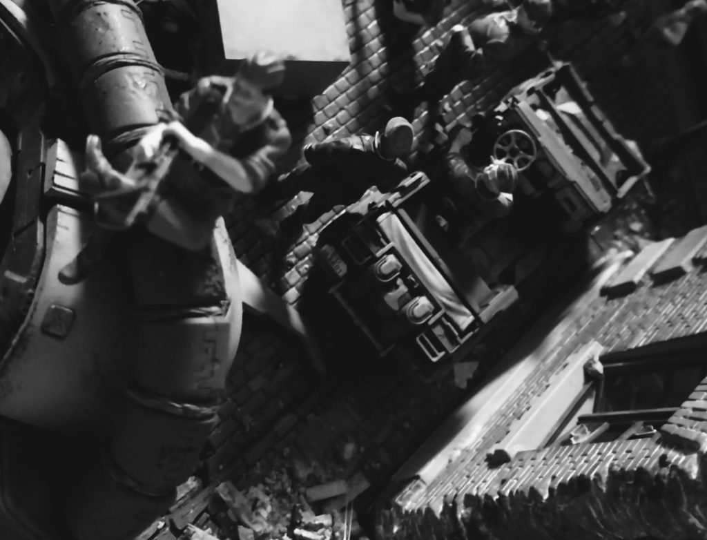 ガルシアは最初ドラム缶の上だったのですが、気がついたらザクの上になってました。彼は高いところが好きなようです。