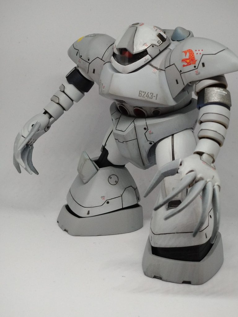 腕に関しては際立って短く感じたのでどうにかならないかと考えていたら相互のおやじさんの作品でズゴックの脚パーツを流用したとのことで丸パクリさせて頂きました(笑)いつもお世話になりますm(_ _)mあと、ショルダーは外側に1cmほど延長してます。