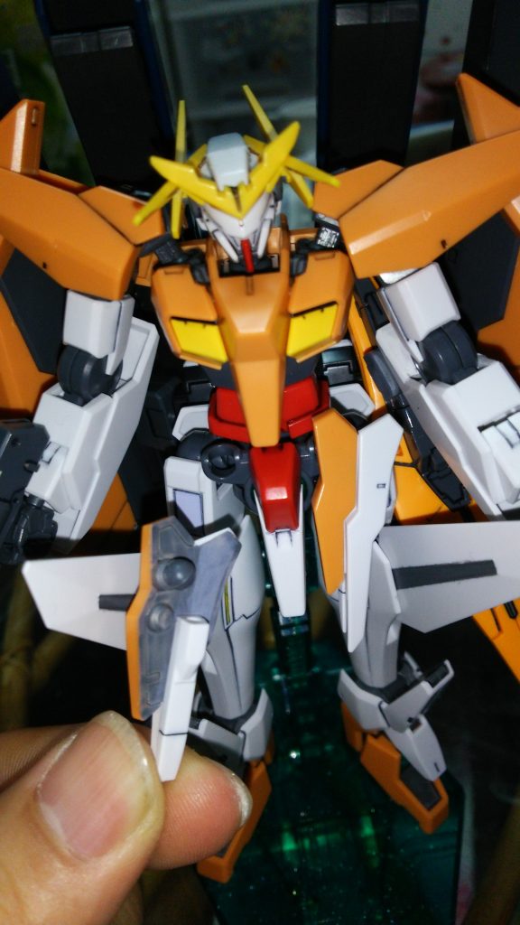 フロントスカート裏にビームサーベルのグリップがマウントされています🎵勿論❗着脱可能で、機体に持たせる事も出来ますヨ😊にしても💦爪が汚ない😂恥ずかしい(*/□\*)