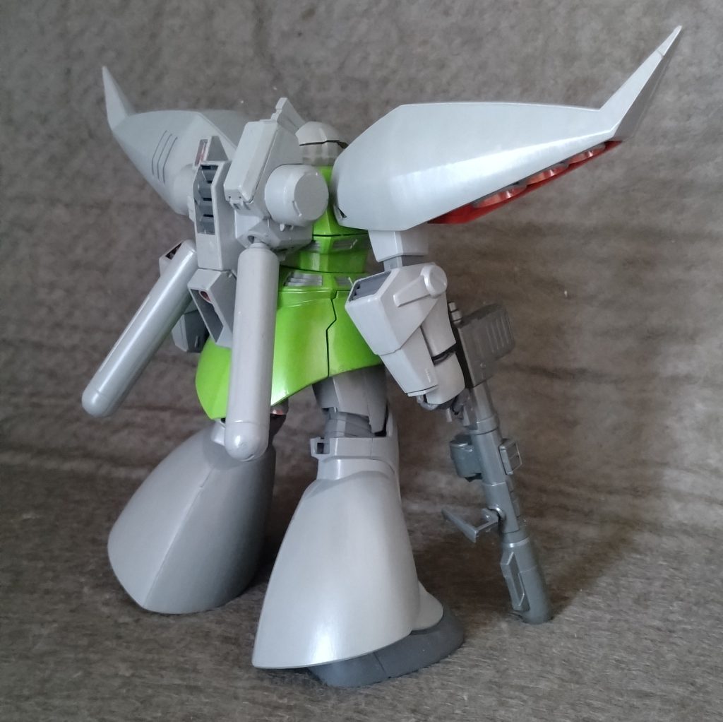 リアビュー プロペラントタンクはゲルググMから流用 そのままでは取り付けられないので、差し込み部分に新たに穴を開けてます カラーリングは旧キットの量産型ゲルググ風です🤭