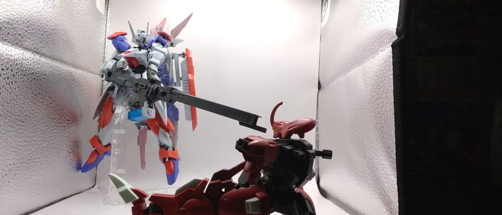 第一話でダリルバルデをダルマにしてゼロ距離レールキャノンで頭部を吹き飛ばして決闘場の壁に叩きつけたシーンは震えましたね。(存在しない記憶)