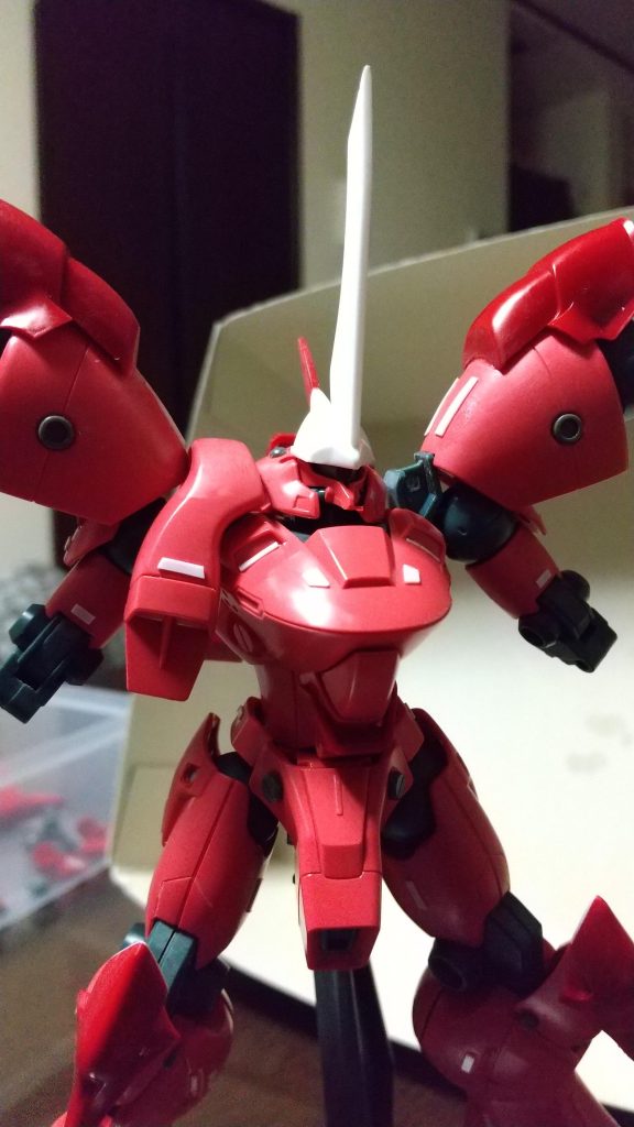 プラバンやジャンクパーツなどで盛りつけているところです。