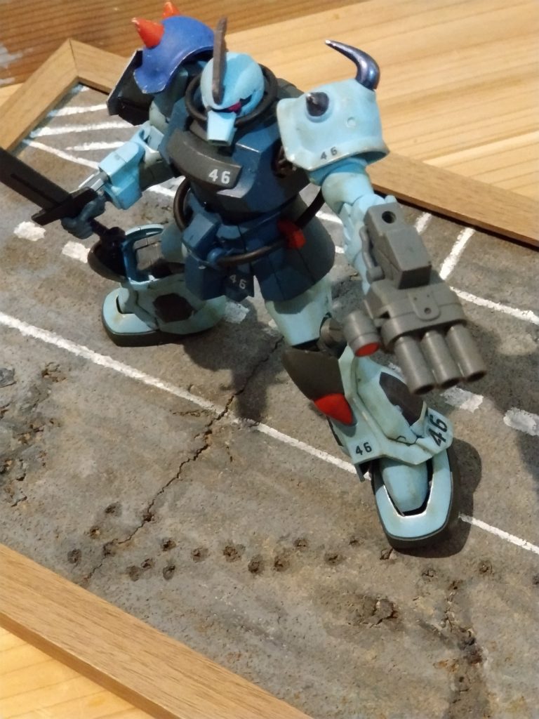 右肩アーマーはザクの物をガンダムマーカーで塗装。頭部のブレードアンテナと前述の動力パイプを変えました。