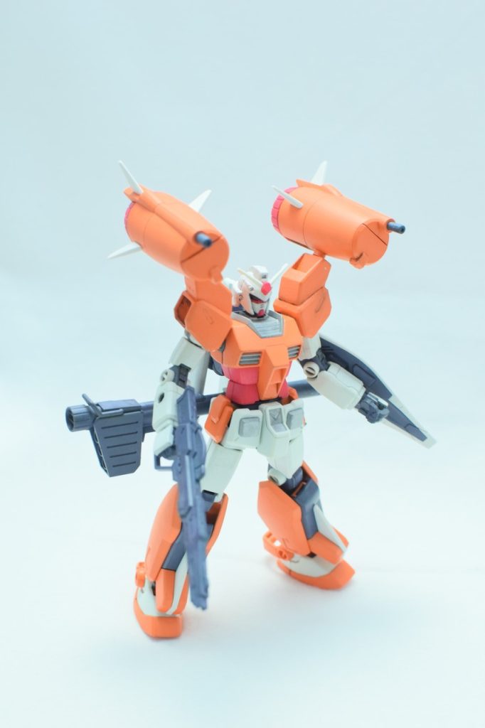 正面素立ち。両肩の機動兵装ポッドが一番の特徴。肩に接続されている状態ならニュータイプではなくても使用できます。ビームライフルも従来のものから高エネルギービームライフルに変更されています。