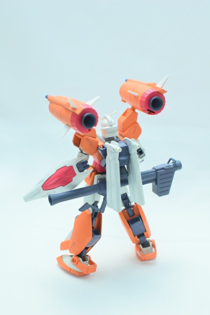 背面素立ち。バックパックに大型ブースターとプロペラントタンクを追加しています。機動兵装ポッドの高推力スラスターと合わせて大気圏内飛行も可能となっています。バズーカはファーストのものをそのまま使用。シールドは巡航機動防盾に変更されています。