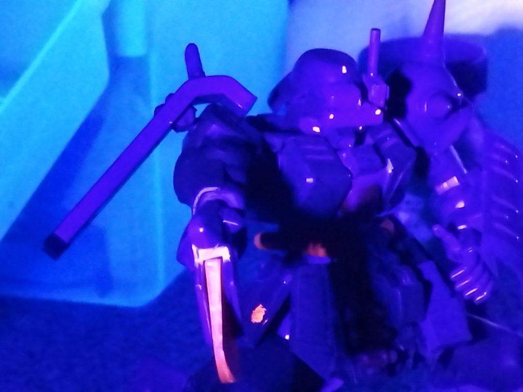 ブラックライトで光ると特殊部隊チックに変貌！