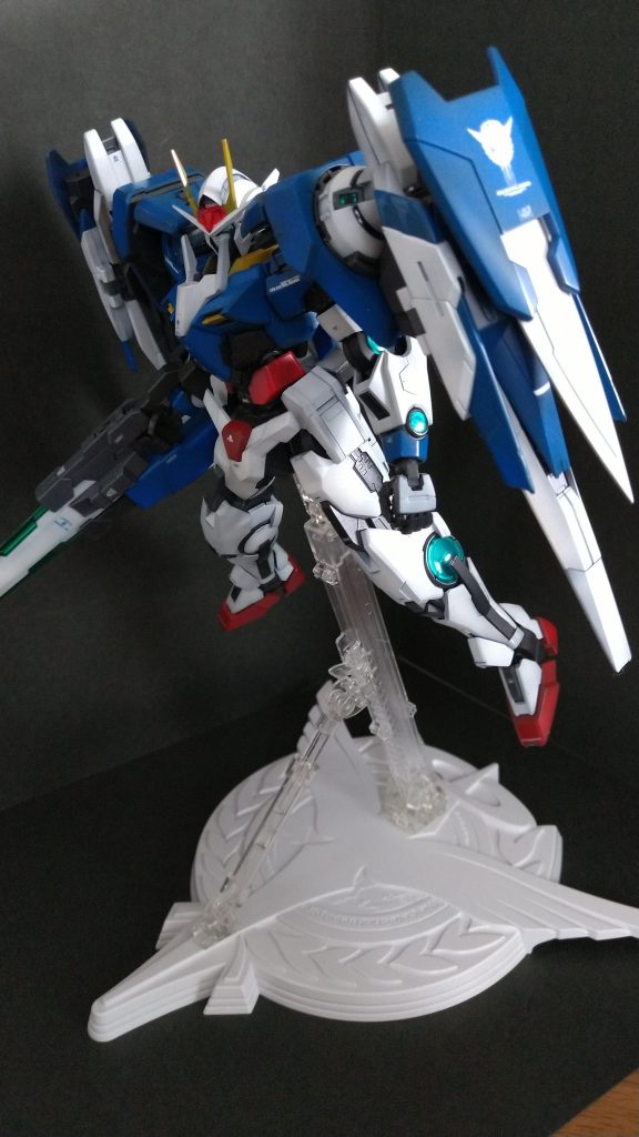 中古屋で見つけたソレスタルビーイングのエンブレム型ディスプレイスタンドが良い感じ。