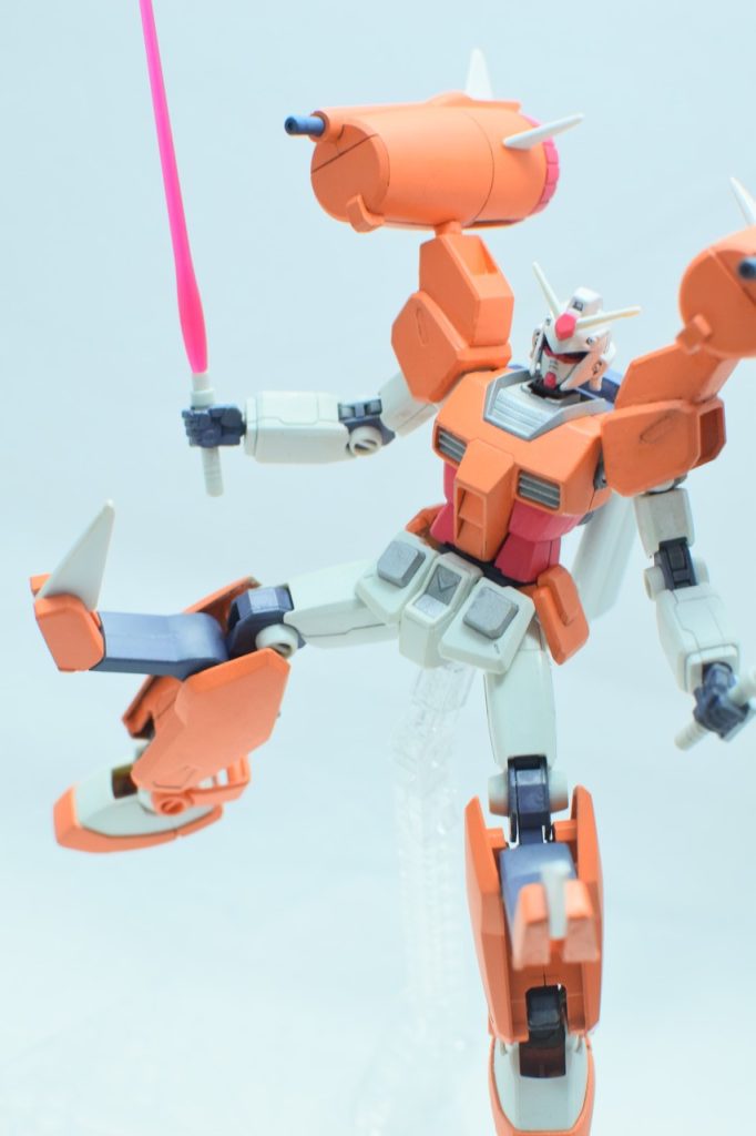 脚部の追加装甲にはジオン系モビルスーツのクロー装備を参考にした武装を装備しています。