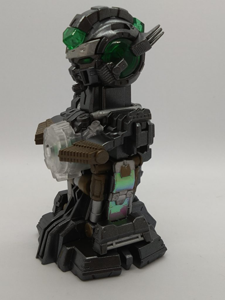 全体をメタルブラックに塗装し、クロームシルバーを少し。ゴールドはガンマカです。ハイキューパーツのオーロラシールをワキの部分に貼っているところがポイントです。