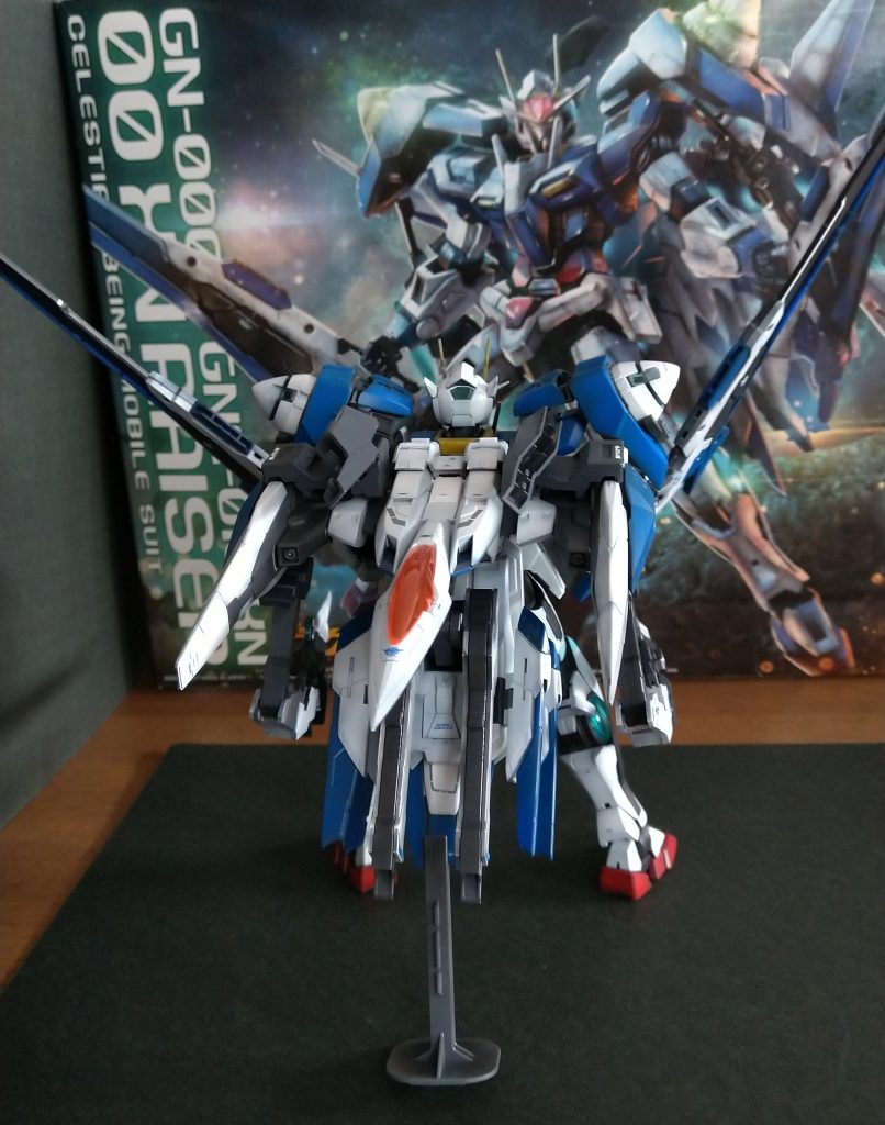 自立はしませんので付属のスタンドを使って立たせます。