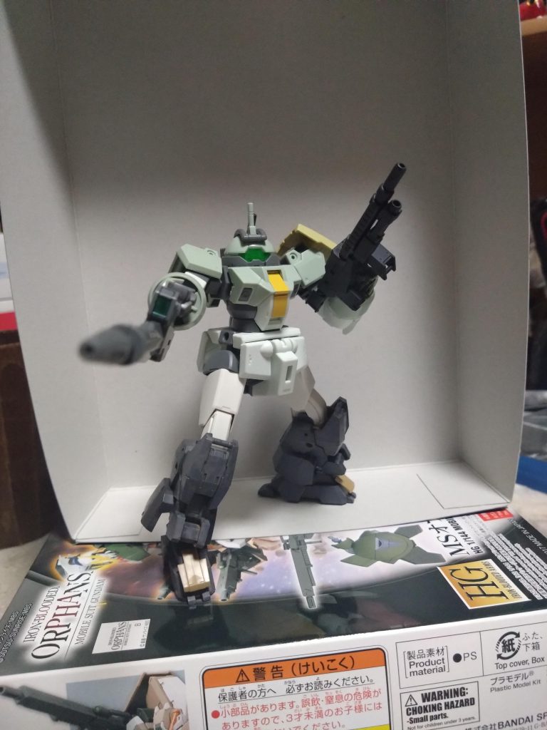 右手のライフルは一般機のライフルにデミトレーナー用拡張パーツセットの大型ビームライフルの銃身を接着。左手は境界戦機の武器セットの物をそのまま。足は30MMから選択。膝関節自体は同じ構造でしたがそのままではろくに曲げられなかったので、デミトレーナーの膝関節のスネ側を切断し30MMの足に接続。しっかり膝立ち出来るようになりました。