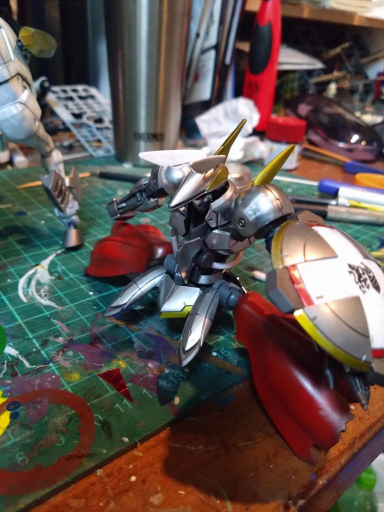 足の付根を改造してボールジョイントのアタッチメントを作り、合体させたときにできる腰回りの隙間をうまくマントで隠せるようにしてみました