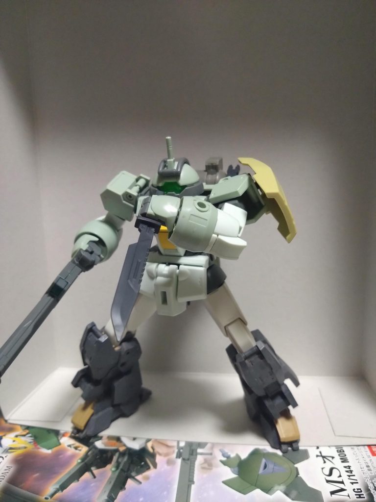 ナイフは少しだけ見えてるバックパック横のホルダー含めて境界戦機の物。ナイフのグリップは元の形状が好みで無かったので、別の長物武器の柄の部分を適当な長さでカットして接着。